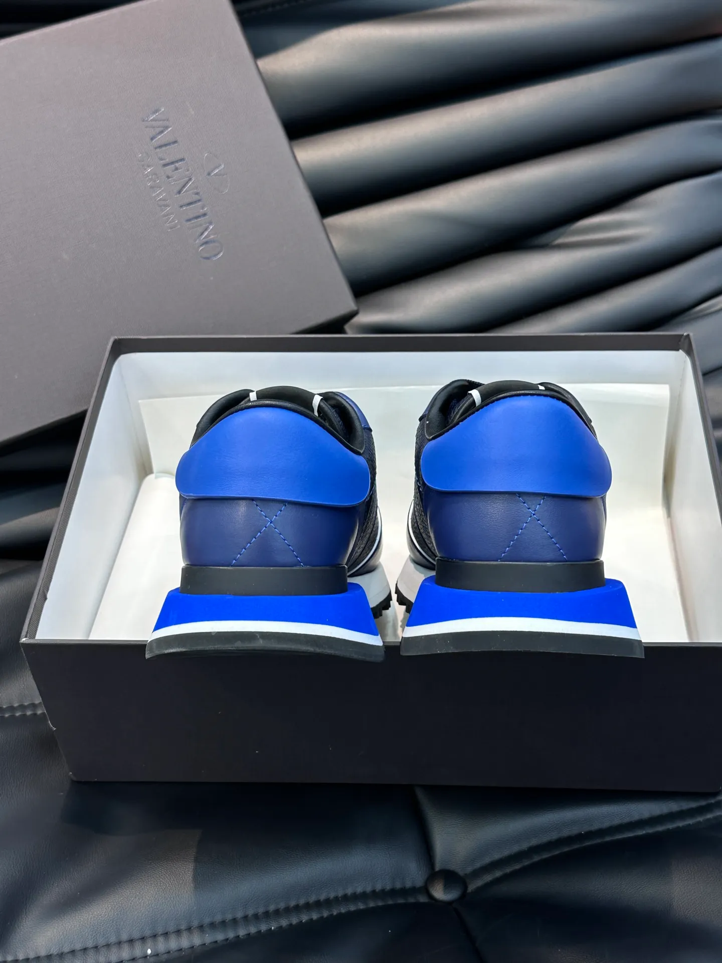 P540💰 Product trademark: VALENTINO "Valentino" Regular size: 38-44 [45 customized] Product material: Warren men's casual sports shoes, made of imported first-layer cowhide, with brand emblem on the tongue, rivet rubber outsole, non-slip, wear-resistant and shock-absorbing, cowhide lining foot pads, comfortable and breathable, with original box packaging equation bag!